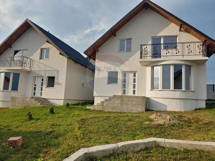 Casă individuală cu 5 camere cu Teren 560 Mp în Șcheia