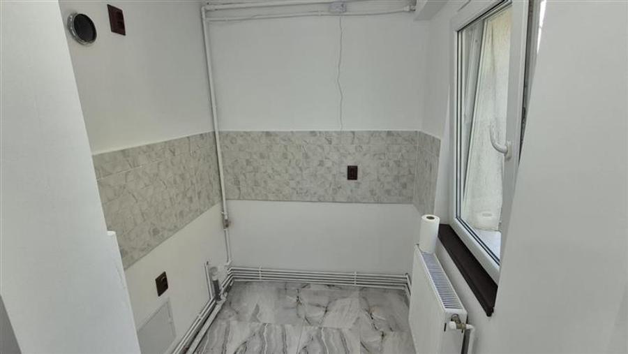 Apartament cu 3 camere semidecomandat în Tătărași