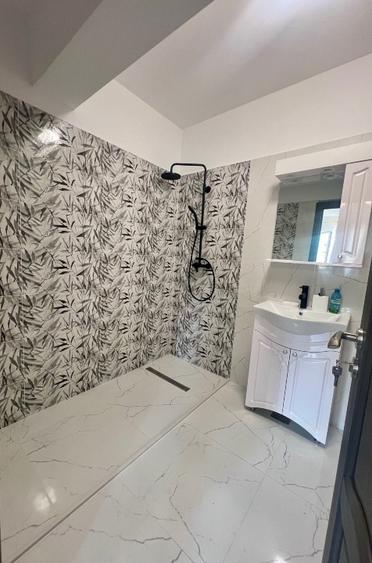 Apartament cu 3 camere decomandat în Florești