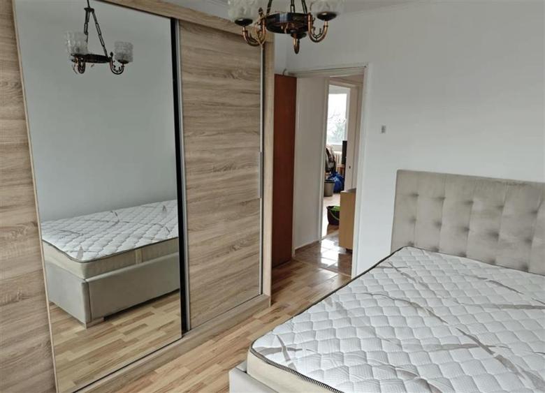 Apartament cu 3 camere semidecomandat, mobilat în Berceni