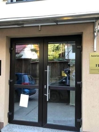 Apartament cu 2 camere semidecomandat, mobilat în Central