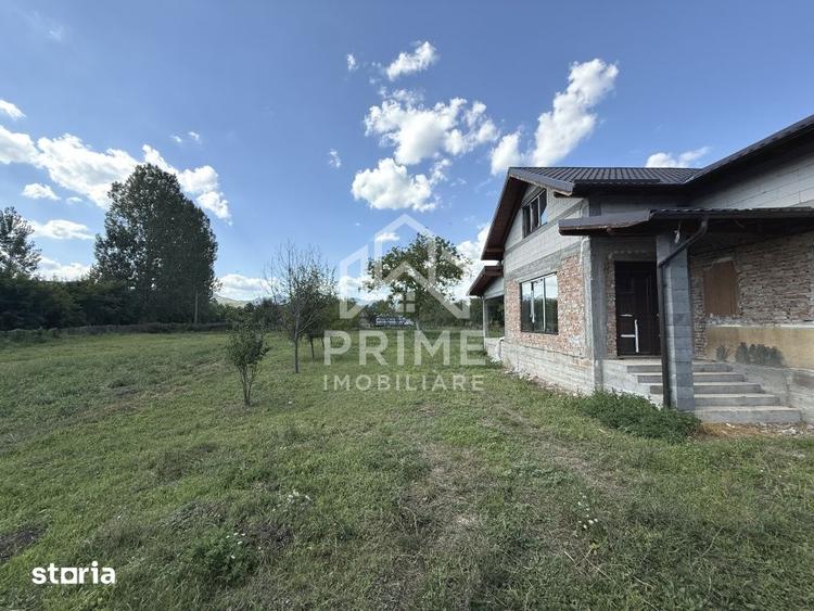 Casă cu 5 camere cu Teren 1800 Mp în Stremț