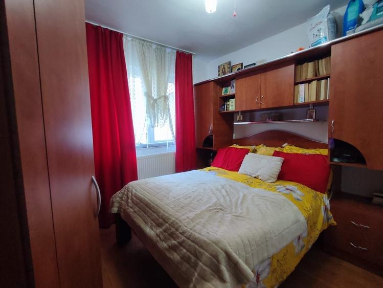 Apartament cu 3 camere semidecomandat în Central