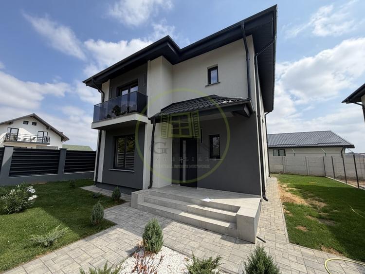 Casă individuală cu 5 camere cu Canalizare în Cârcea