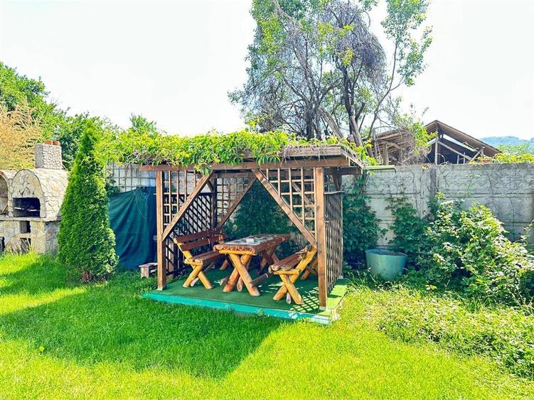 Casă individuală cu 9 camere cu Teren 900 Mp în Ultracentral
