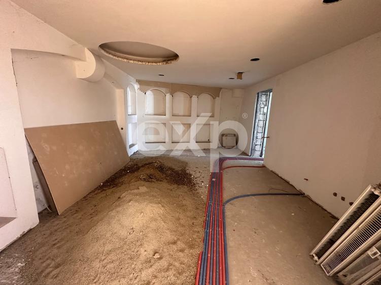 Casă individuală cu 12 camere cu Canalizare în Giulești