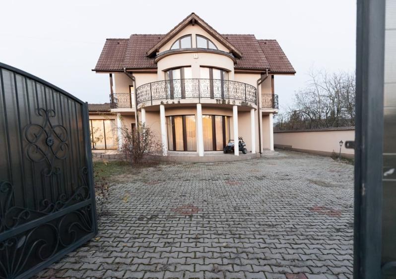 Casă individuală cu 6 camere cu Canalizare în Cristești