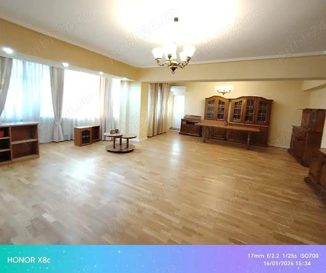Apartament cu 4 camere decomandat în Hala Centrală