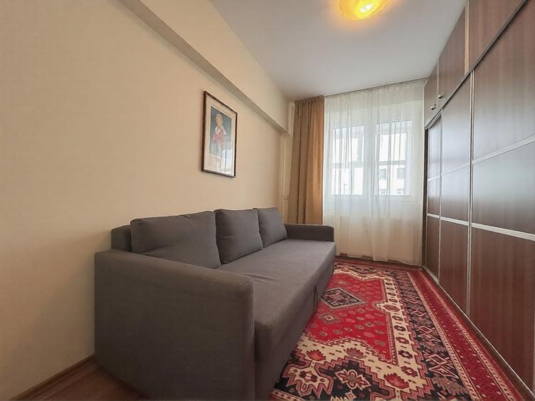 Apartament cu 3 camere semidecomandat în Tineretului