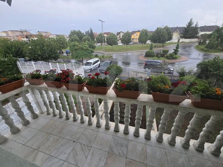 Casă individuală cu 9 camere cu Canalizare în Cetate