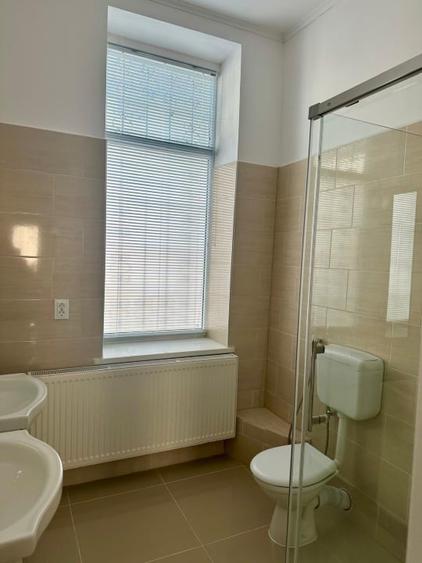 Apartament cu 5 camere semidecomandat în Cișmigiu