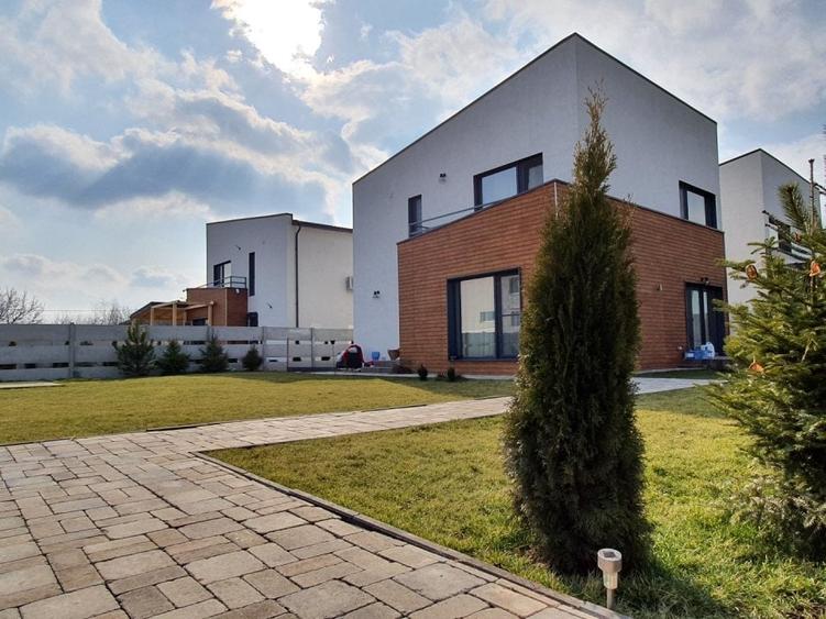 Casă cu 4 camere cu Teren 330 Mp în Tunari