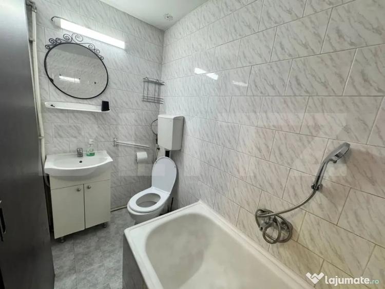 Garsonieră decomandată în P-ța Unirii
