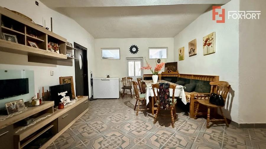 Casă cu 5 camere cu Teren 2540 Mp în Halânga