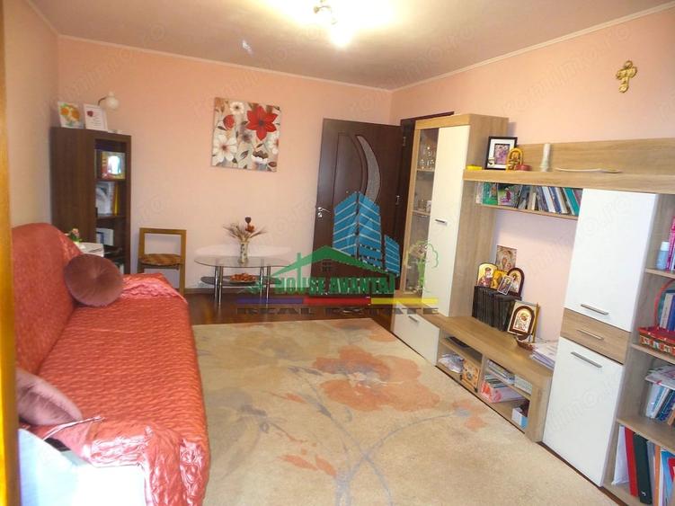 Apartament cu 6 camere decomandat în Central
