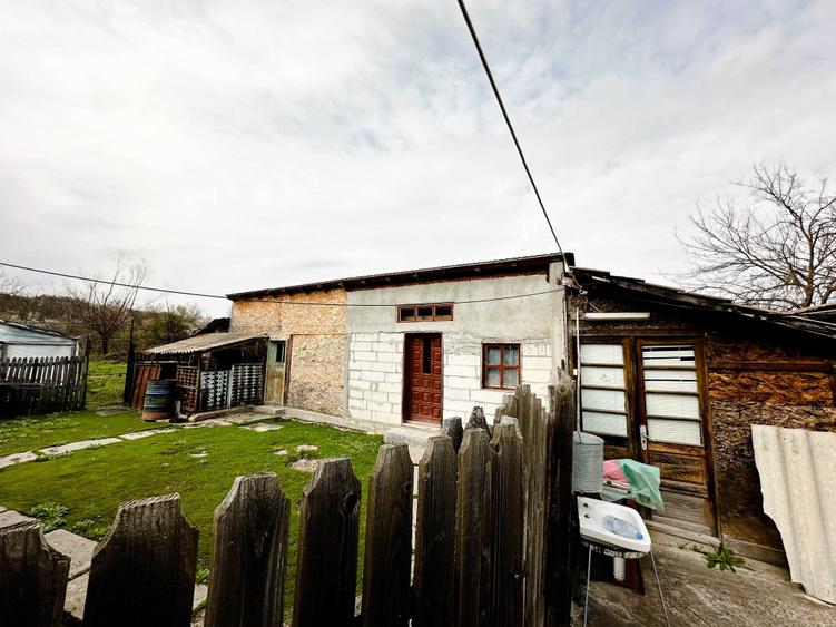 Casă cu 3 camere în Mârțești