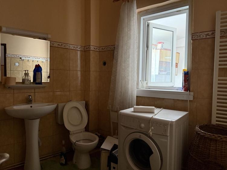 Apartament cu 4 camere semidecomandat, mobilat în Prelungirea Ferentari