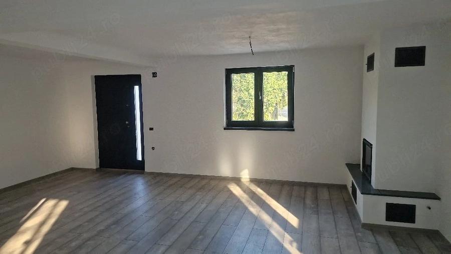 Casă cu 4 camere cu Teren 1800 Mp în Bârsoiu