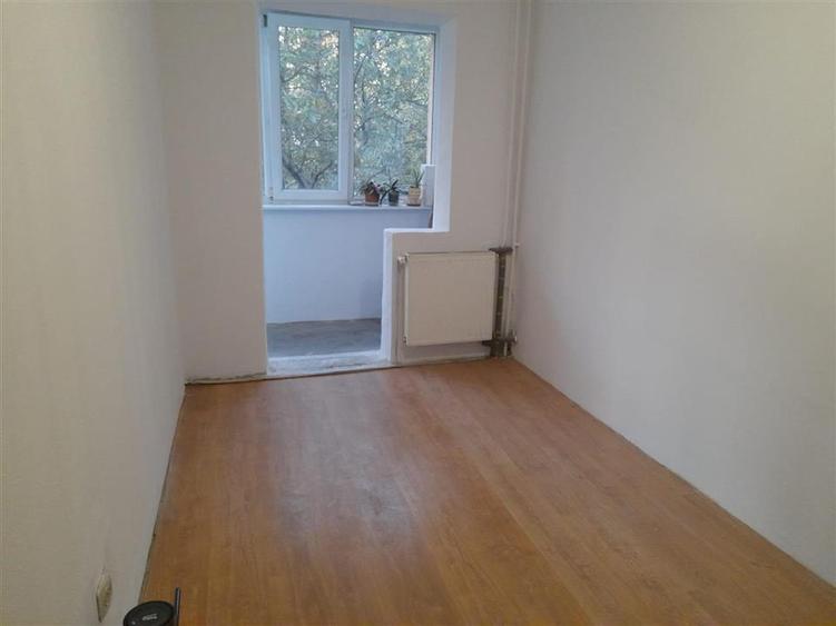 Apartament cu 3 camere semidecomandat în Dacia