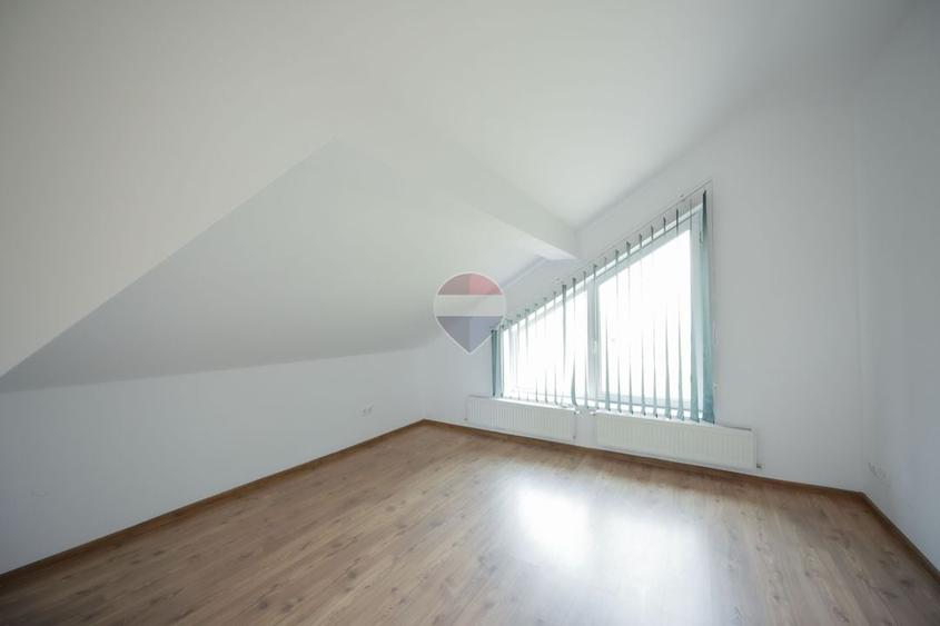 Penthouse cu 4 camere decomandat, mobilat în Nufărul
