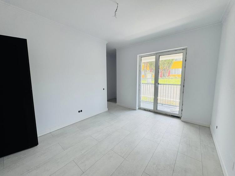 Apartament cu 4 camere semidecomandat în Florești