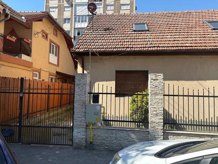 Casă cu 2 camere cu Teren 400 Mp în Central