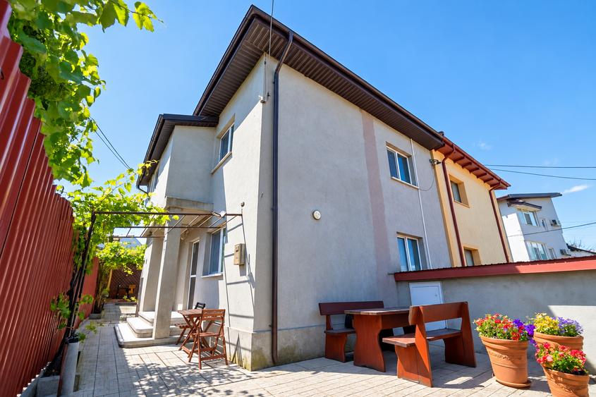 Casă individuală cu 11 camere cu Canalizare în Central