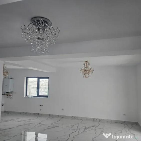 Casă cu 7 camere cu Teren 412 Mp în Malu Mare