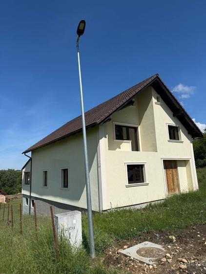 Casă cu 4 camere în Slimnic