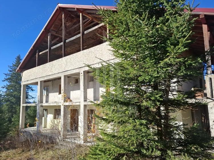 Casă cu 7 camere cu Teren 250 Mp în Paltin