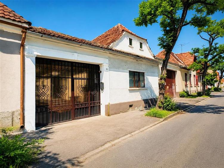 Casă individuală cu 4 camere cu Canalizare în Central