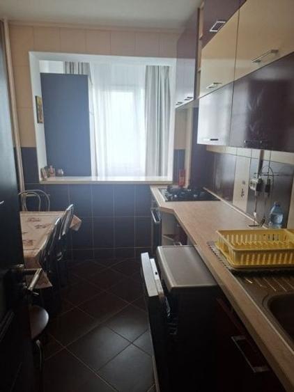 Apartament cu 3 camere decomandat, mobilat în Titan