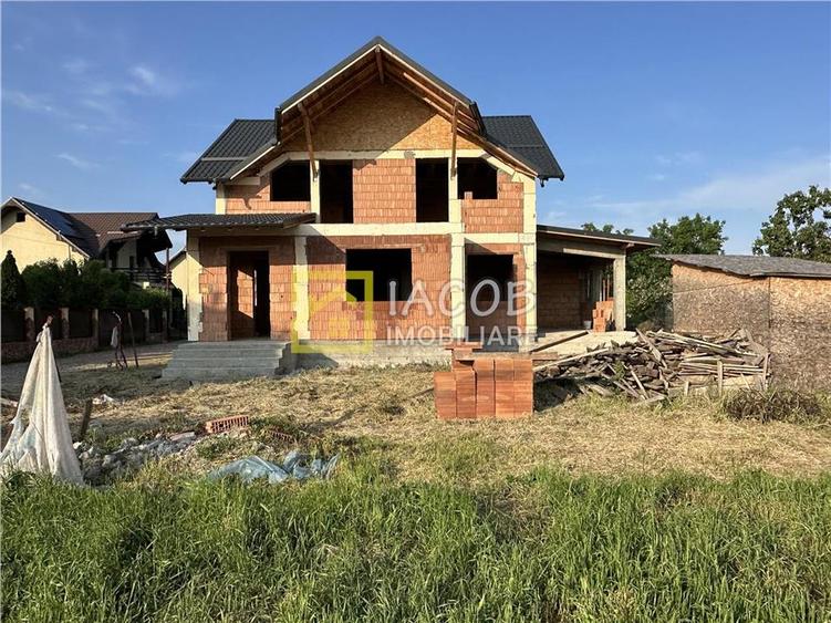 Casă individuală cu 5 camere cu Teren 400 Mp în Calea Moldovei