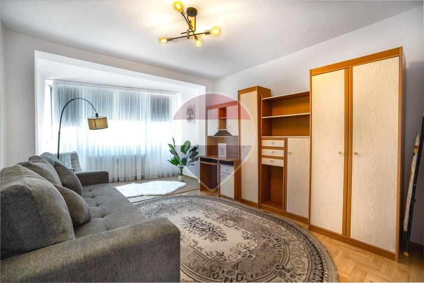 Apartament cu 3 camere decomandat, mobilat în Vlahuță
