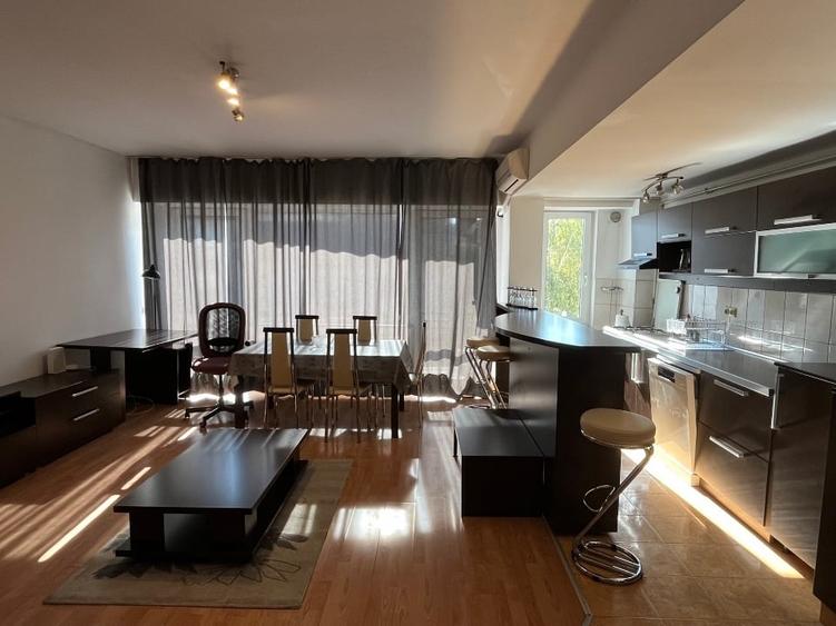 Apartament cu 3 camere decomandat, mobilat în Central