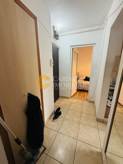 Apartament cu 3 camere semidecomandat, mobilat în Podu Roș