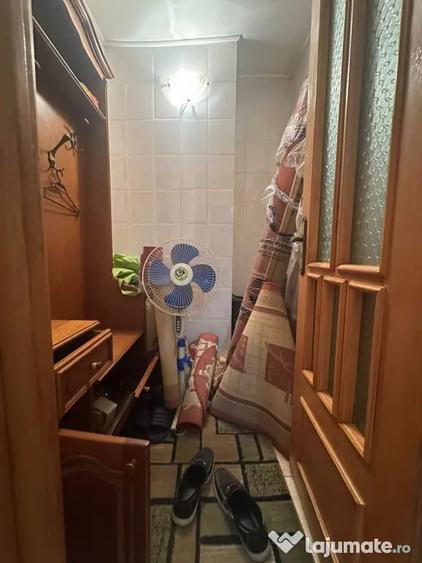 Apartament cu 3 camere semidecomandat în Buzaului