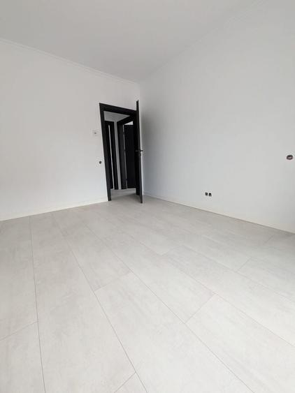 Apartament cu 4 camere semidecomandat în Florești