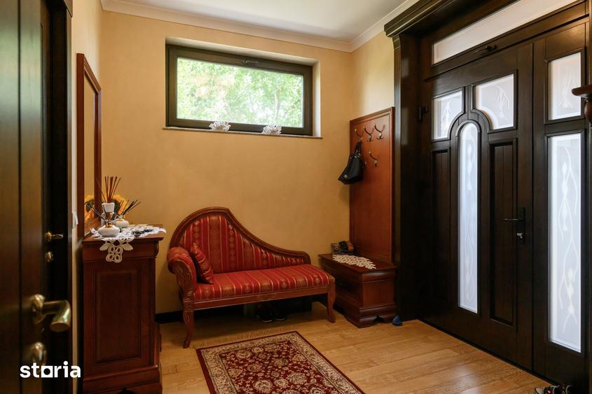 Casă cu 8 camere cu Teren 1000 Mp în Tulucești