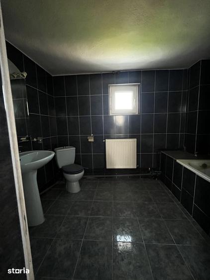 Casă cu 5 camere cu Teren 500 Mp în Priseaca