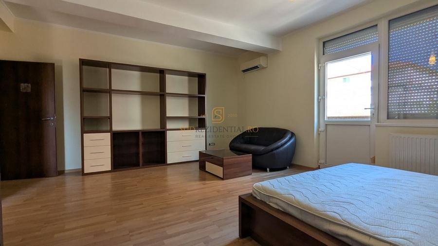 Casă individuală cu 8 camere cu Canalizare în Metalurgiei