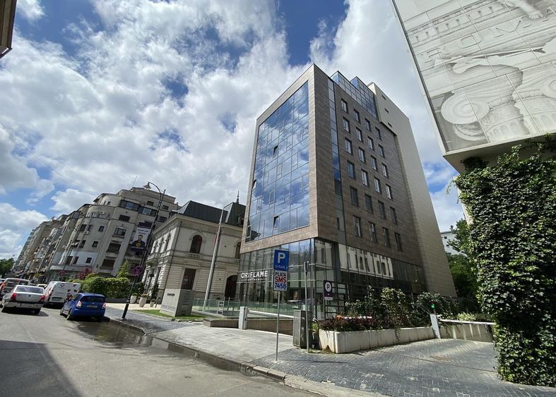 Birou, de 4,900 mp, în Romană