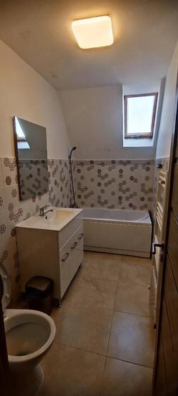 Apartament cu 3 camere semidecomandat în Lipovei