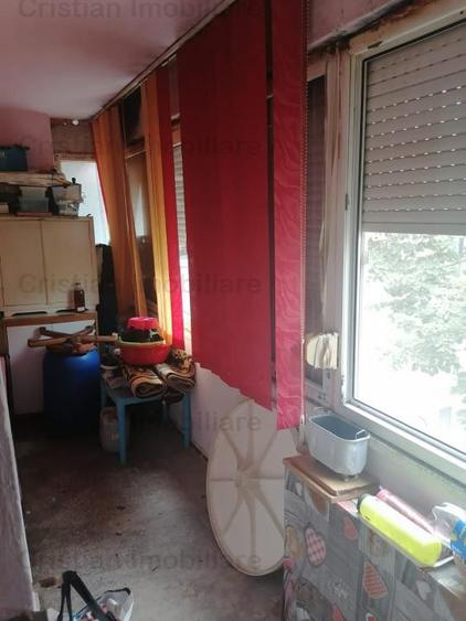 Apartament cu 3 camere semidecomandat în Obor