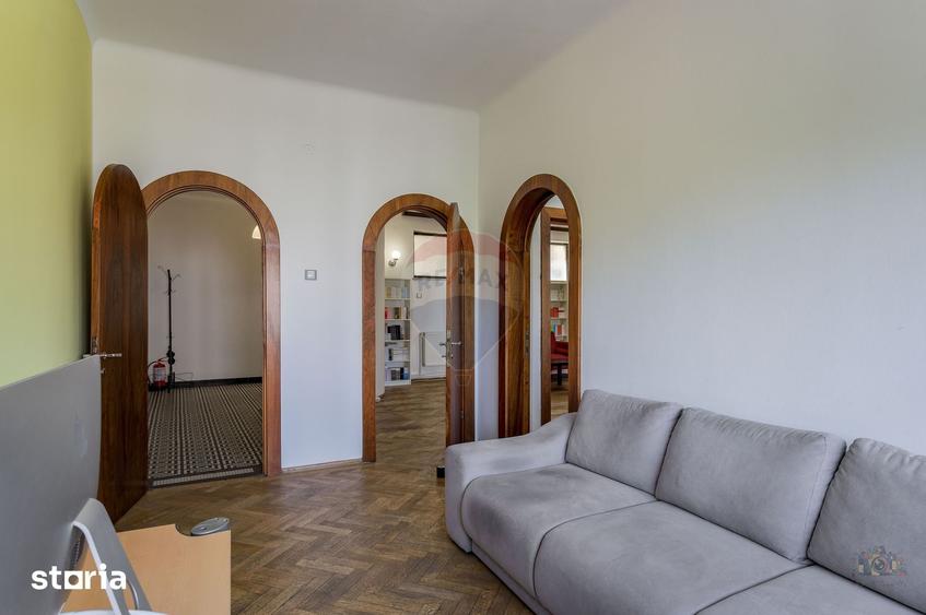 Apartament cu 5 camere în Romană