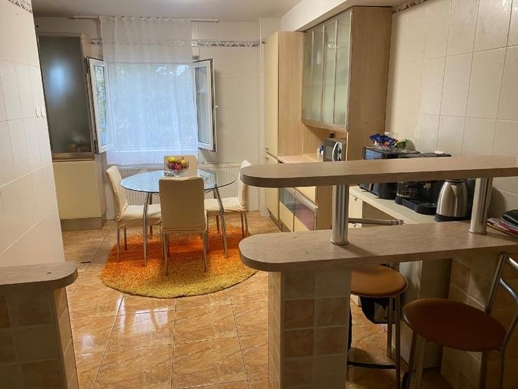 Apartament cu 4 camere decomandat în Micro 2