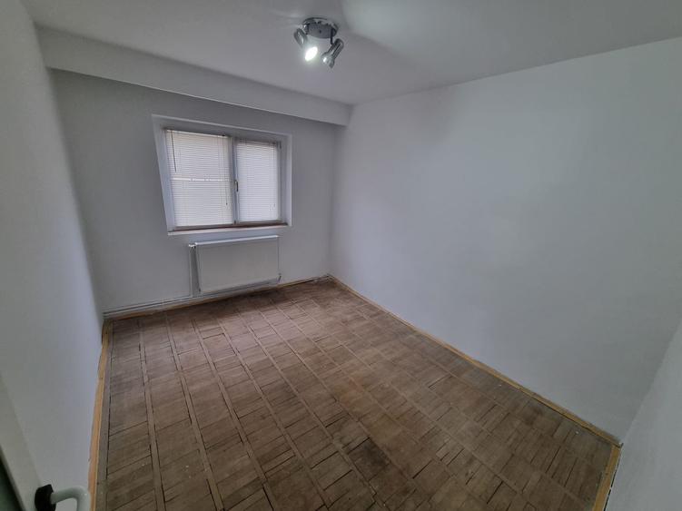 Apartament cu 3 camere decomandat în Poarta 6
