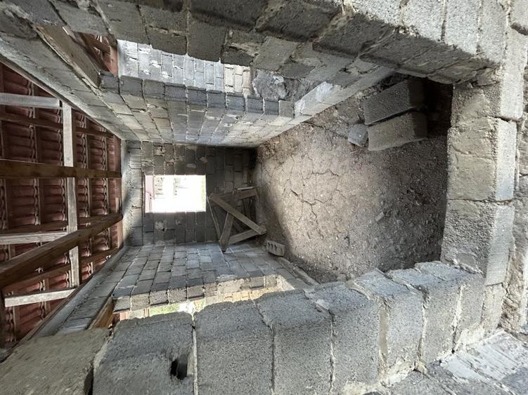 Casă individuală cu 3 camere cu Teren 2500 Mp în Gârdoaia
