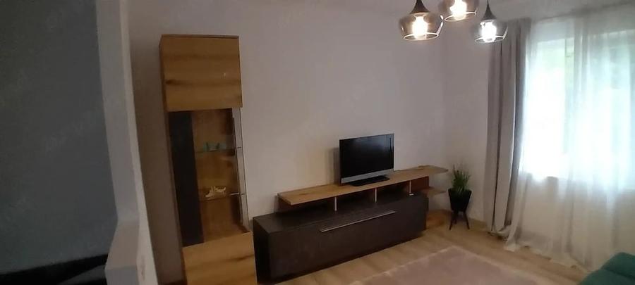 Apartament cu 3 camere decomandat în Dâmbovița