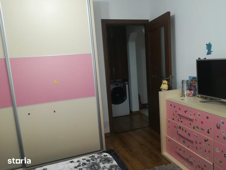Apartament cu 4 camere decomandat în 1 Decembrie